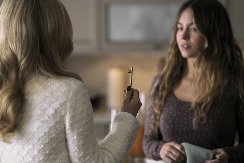 引狼入室？《家弑服务》席德妮史威尼演出无辜女佣入住各怀鬼胎豪宅惹祸上身！