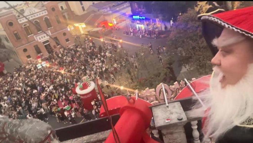 圣诞老人太忙「他」来代班意外爆红！网笑翻：金钩鳌了拜