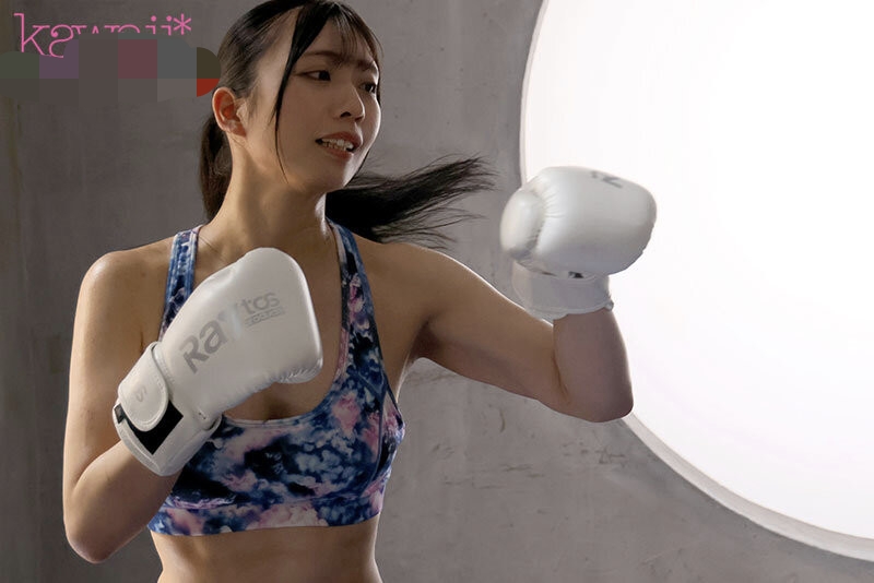 永濑美优佩戴拳击装备的宣传影像,展现其运动员背景与健美体态