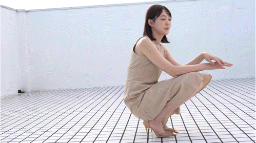 高村澪动态展示长腿线条